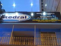 Placa com iluminação externa